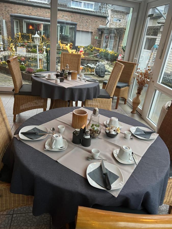 Hotel Zur Wasserburg Kerpen  Eksteriør bilde